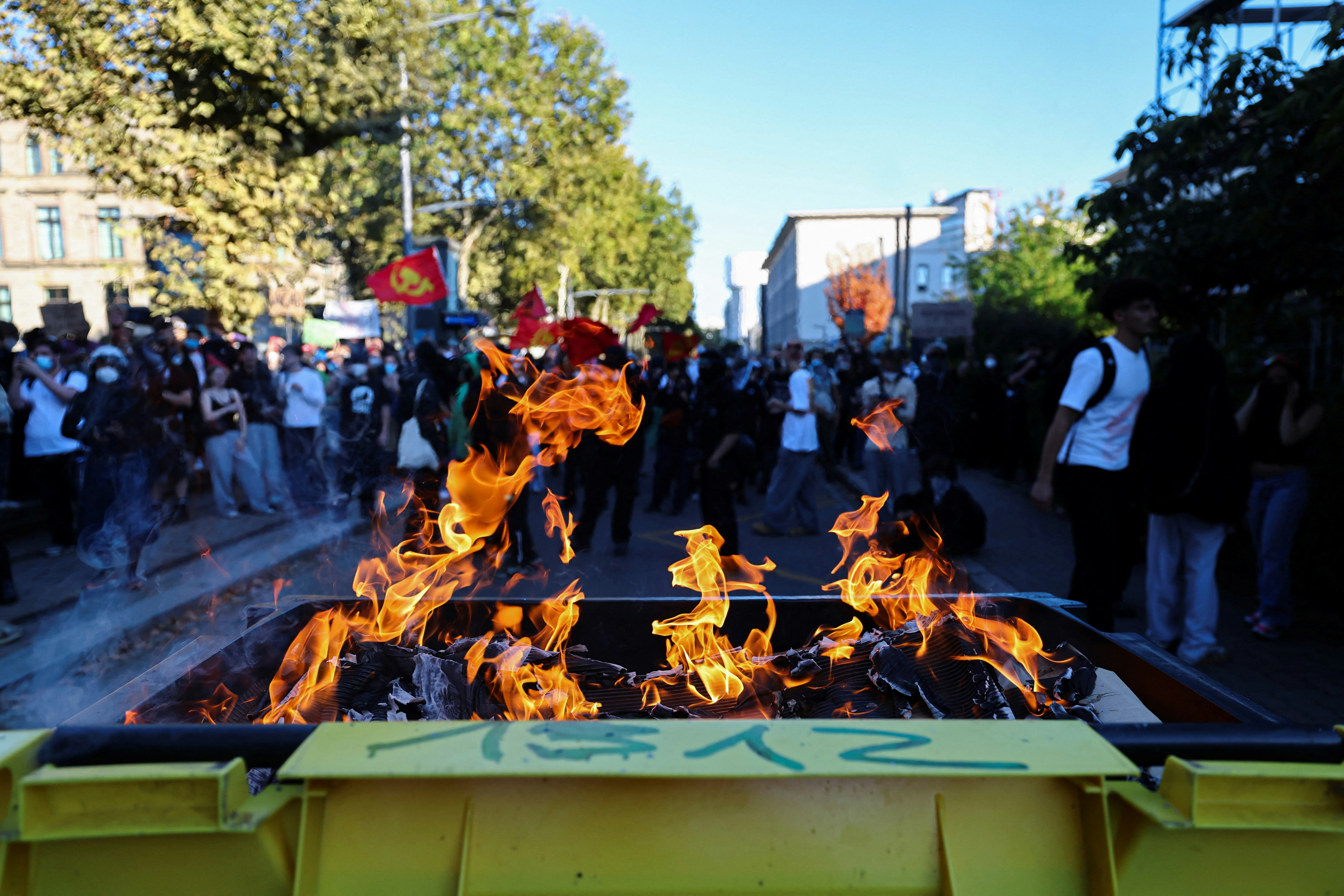 2026年10月6日，法国史特拉斯堡（Strasbourg）民众继续上街抗议，期间有垃圾箱被纵火。 （Reuters）