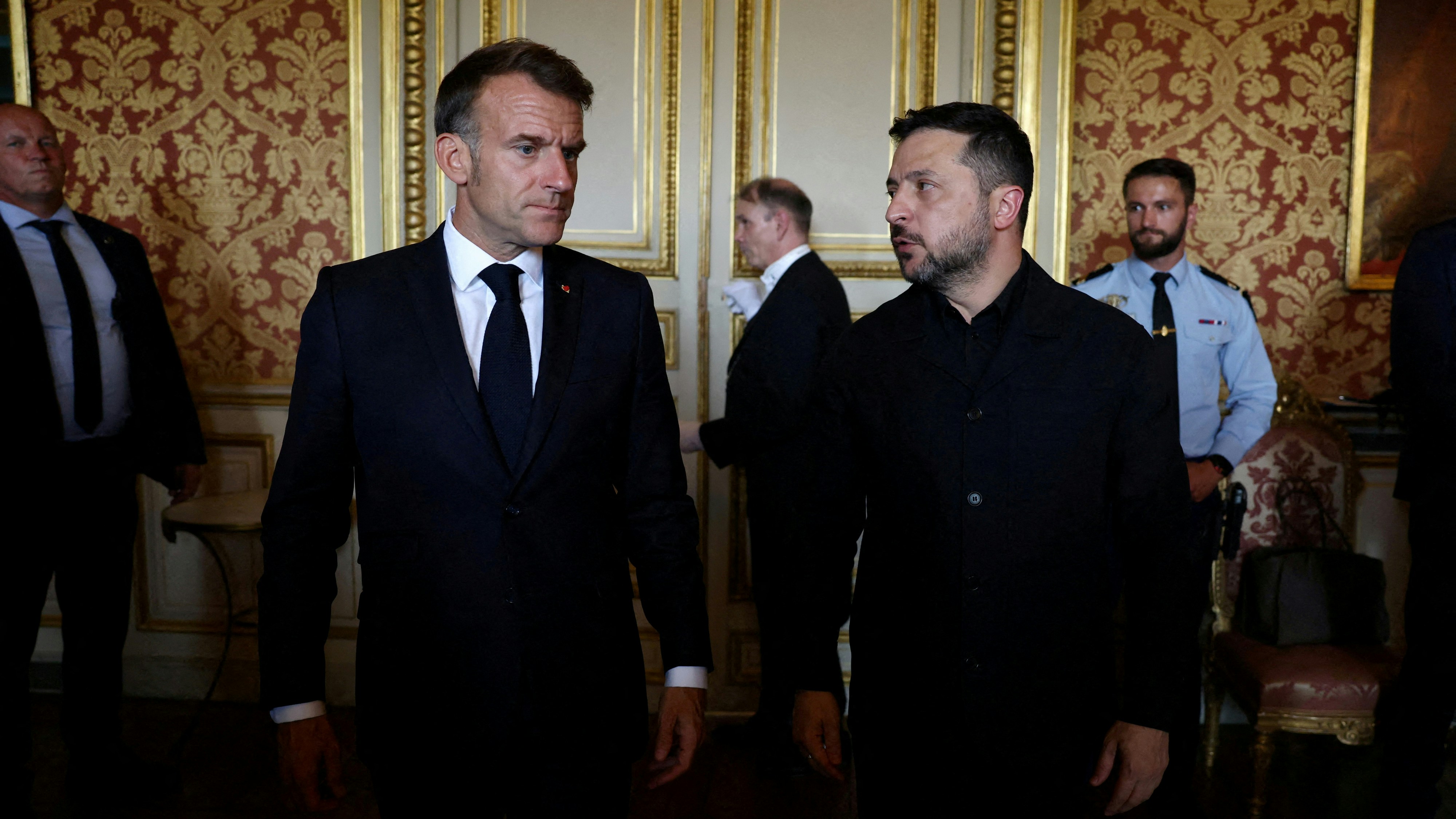 2026年7月13日，法国巴黎，总统马克龙（Emmanuel Macron，左）与乌克兰总统泽连斯基（Volodymyr Zelenskyy，右）参加完反弹道导弹一体化联盟会议后离开，随后与支持乌克兰的「自愿联盟」成员国举行会议。（Reuters）