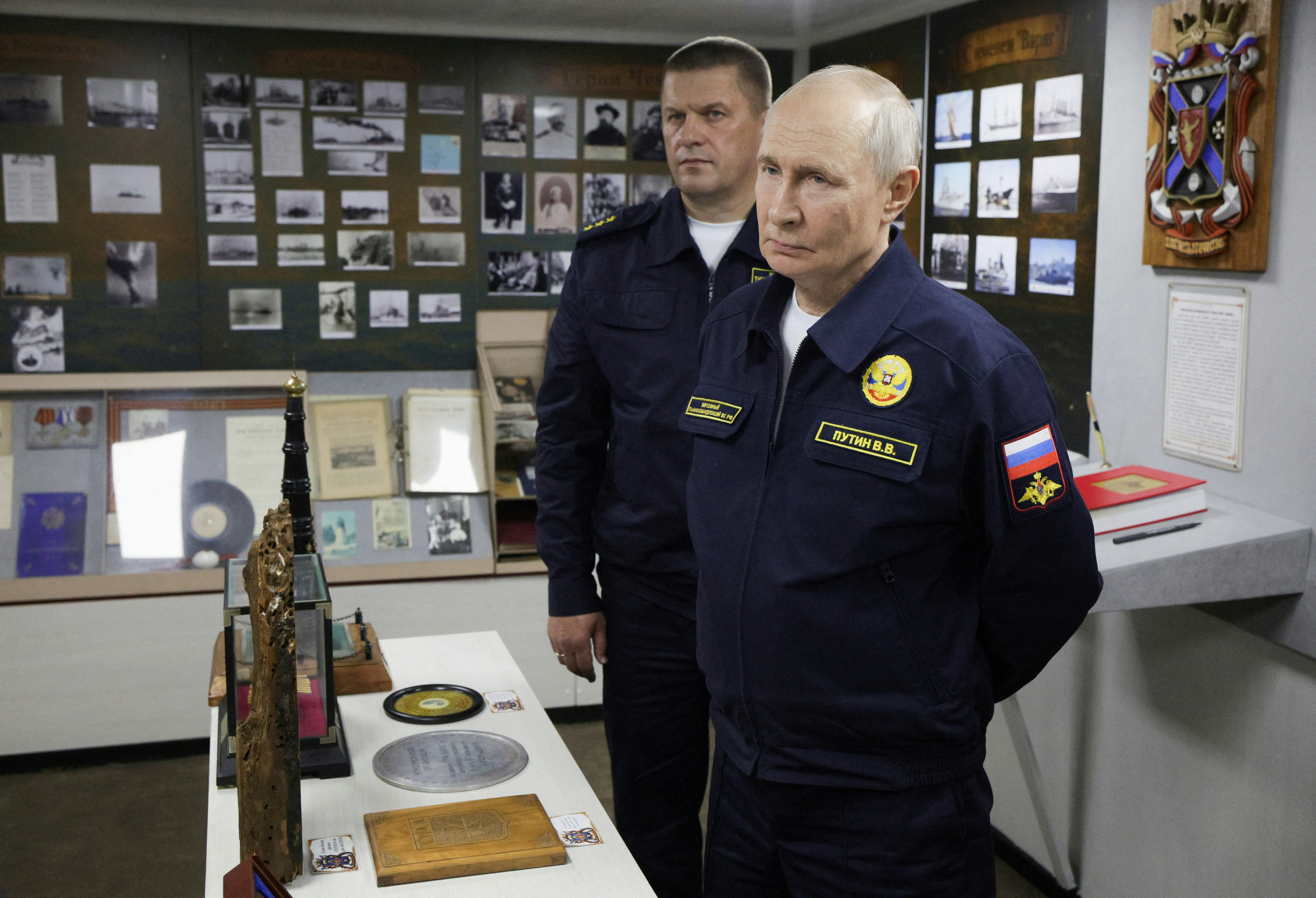 2026年8月12日，俄罗斯总统普京（Vladimir Putin，又译普丁或蒲亭）和太平洋舰队司令利纳（Viktor Liina）一同巡视太平洋舰队演习。（Reuters）