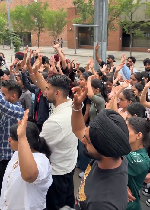 在求助无门下，约千名学生发起集会，抗议加大拿政府收紧留学生工作签证的安排。（X@RED FM™ CALGARY影片截图）