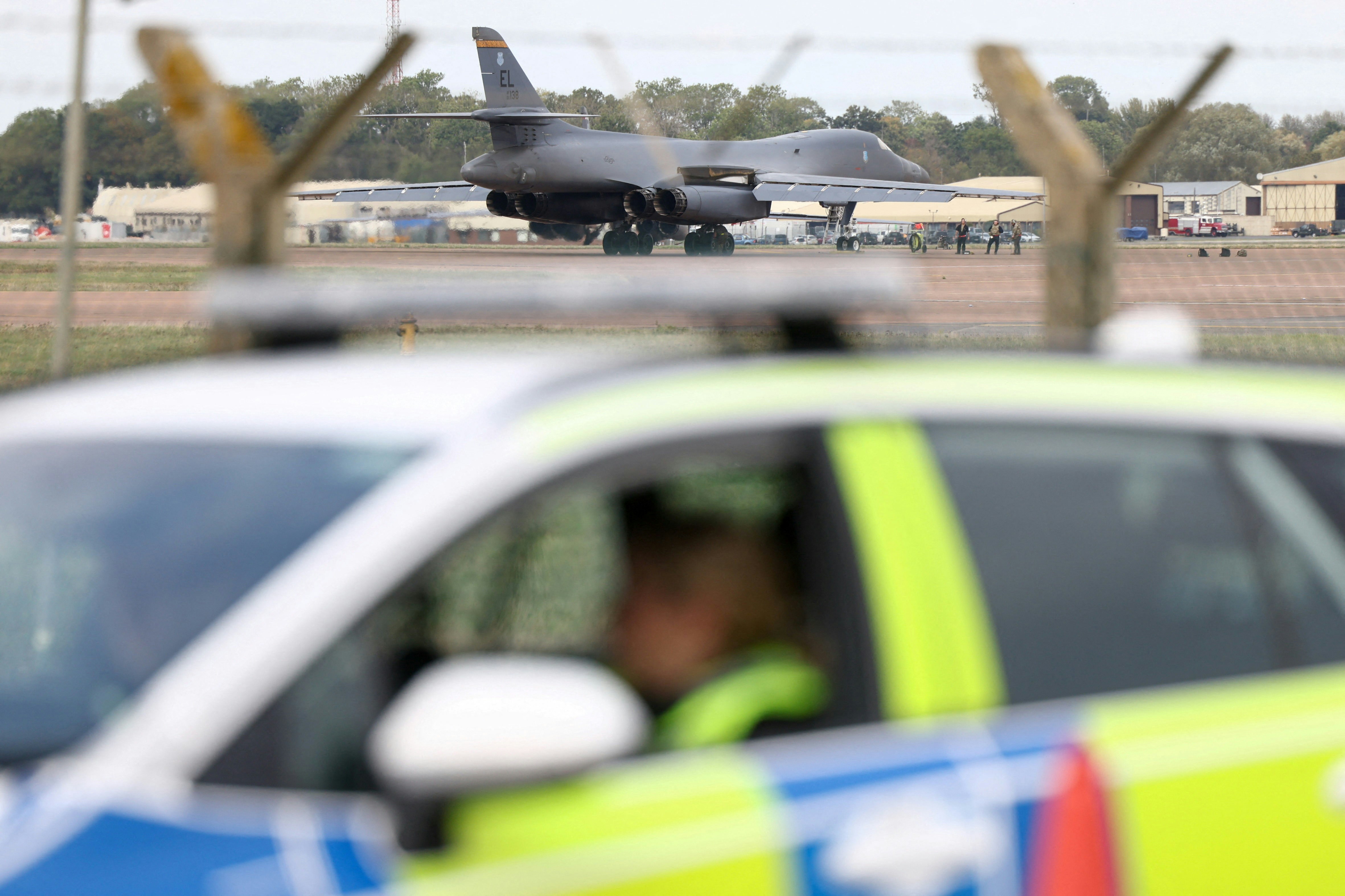 2026年9月29日，一架B-1B轰炸机抵达皇家空军费尔福德基地（RAF Fairford）。此前，警方将该基地发生的一宗事件列为重大事件，并以涉嫌违反《爆炸品法》为由拘捕数名男子，被捕人士其后已获准保释。（Reuters）
