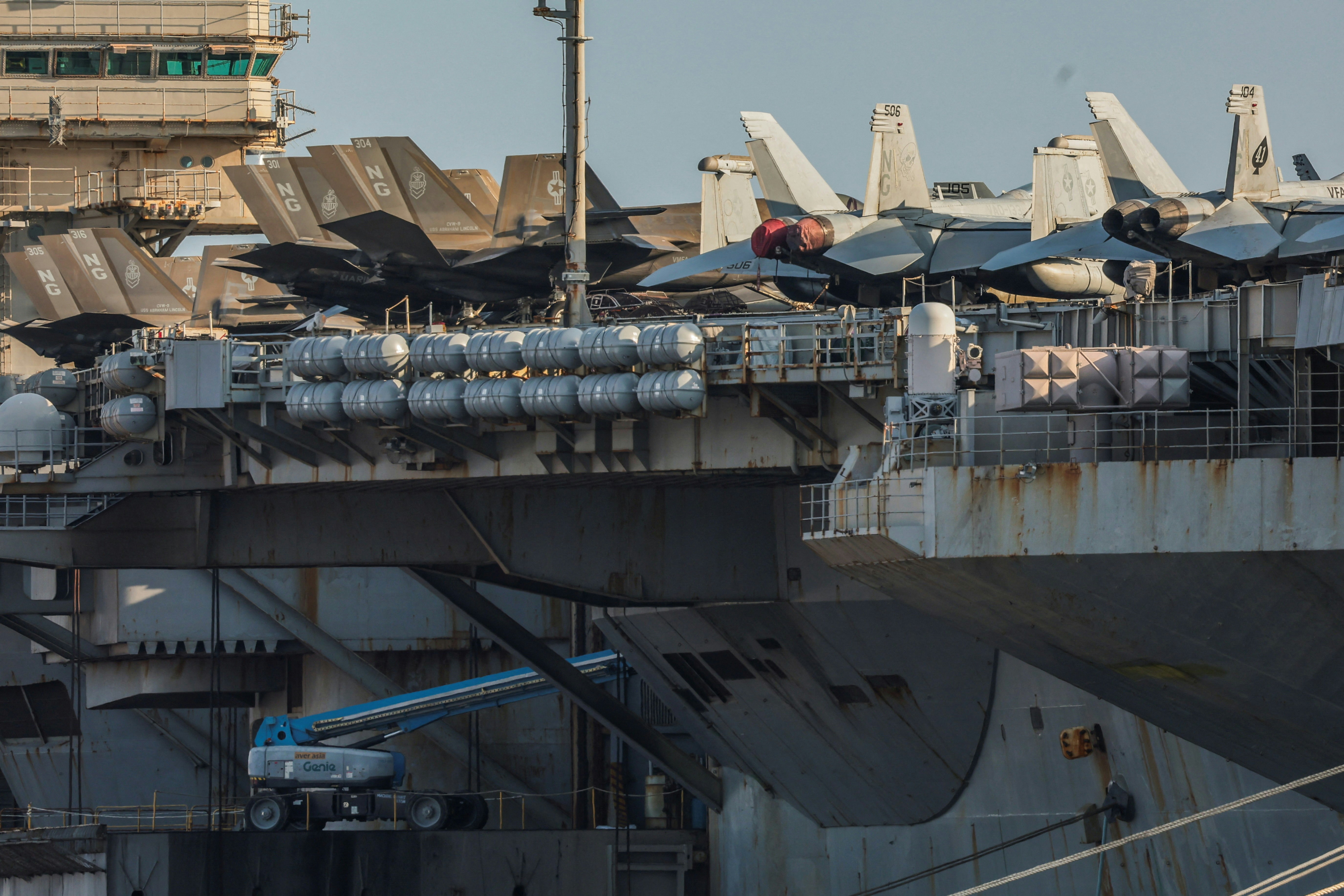 美国海军「林肯号」（USS Abraham Lincoln）航空母舰自去年11月离开母港圣地牙哥后，在海上度过286天，2日抵达泰国东部林查班港。（路透社）