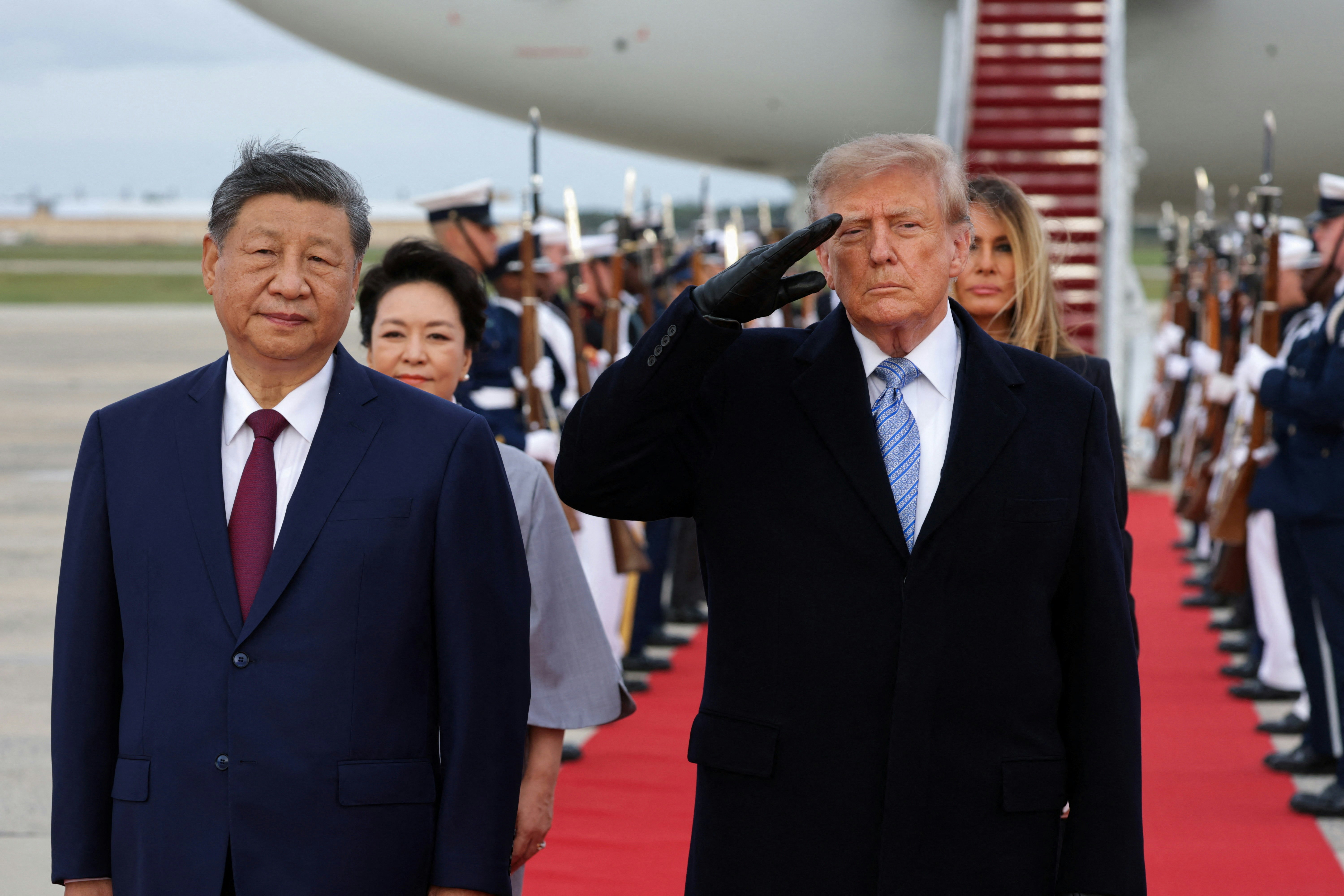 2026年9月23日，中国国家主席习近平抵达美国马里兰州安德鲁斯联合基地，准备对美国进行国事访问。图为特朗普在习近平主席身旁敬礼。 （Reuters）