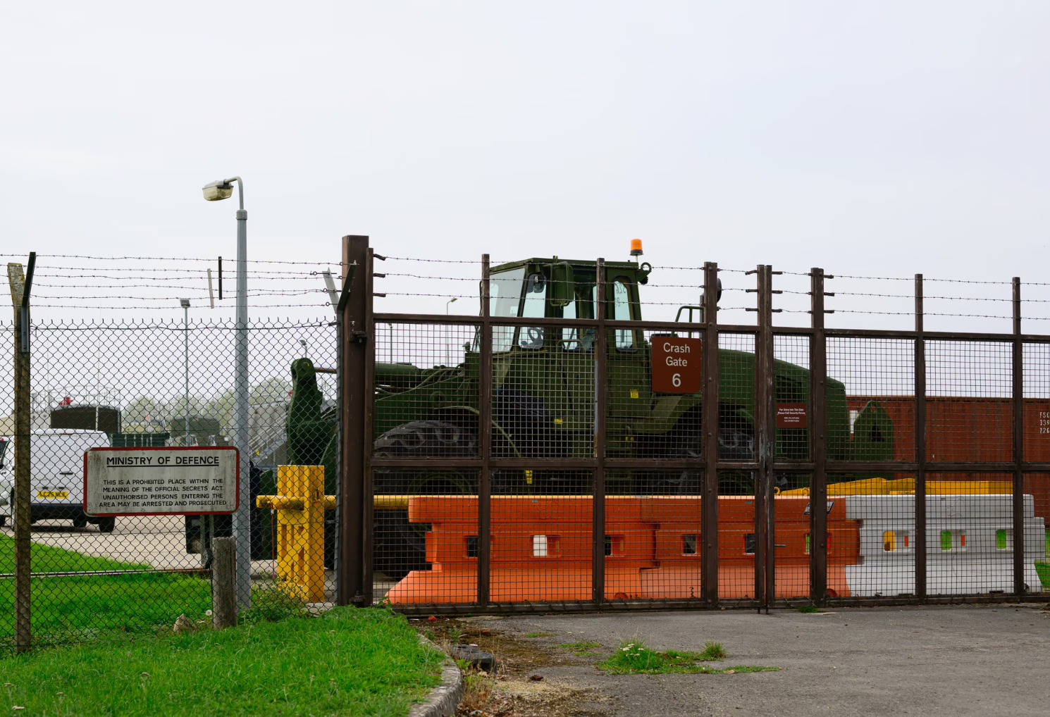 9月27日，一辆重型车辆停在空军基地大门前。