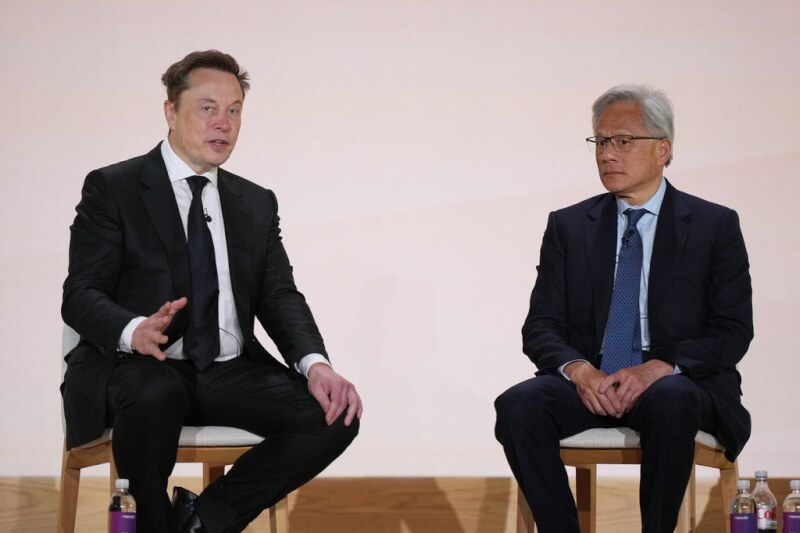 科技大亨马斯克（左）、黄仁勋（右）将获美国总统川普颁发国家科学奖章。（美联社）