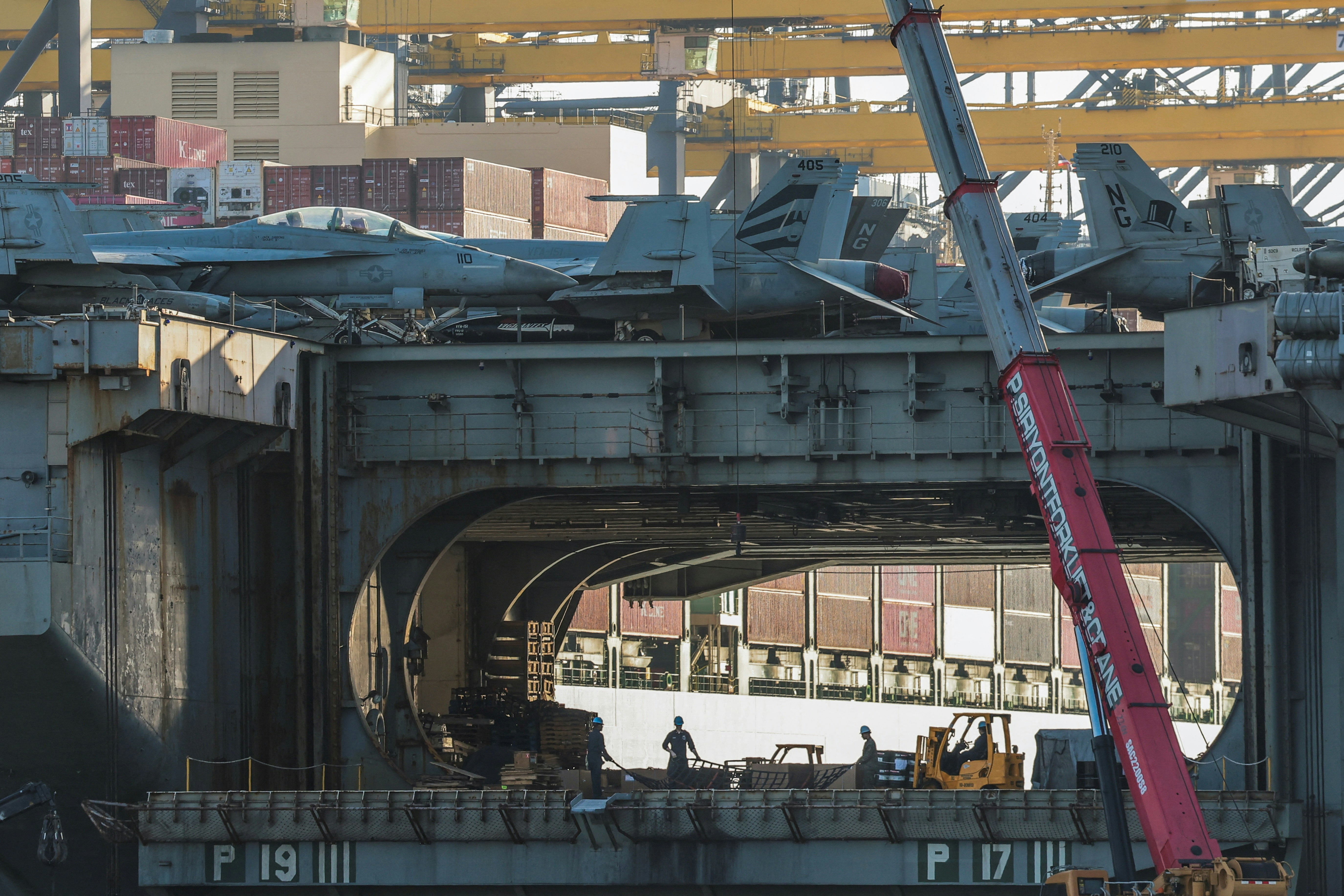 美国海军「林肯号」（USS Abraham Lincoln）航空母舰自去年11月离开母港圣地牙哥后，在海上度过286天，2日抵达泰国东部林查班港。（路透社）