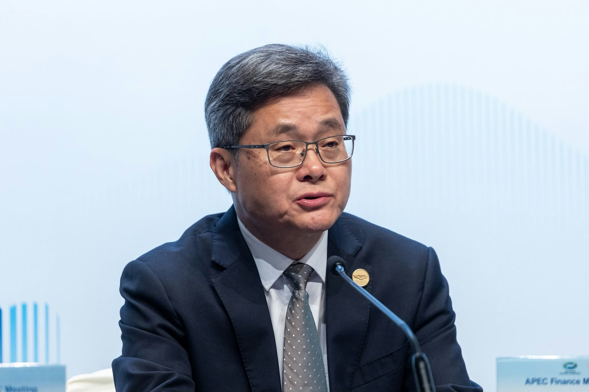 首次在港举行的亚太经合组织（APEC）财长会议今日（21日）在湾仔会展中心圆满闭幕，中国财政部长蓝佛安出席新闻发布会介绍会议成果，指会议深化了亚太各方三方面共识。（梁鹏威摄）