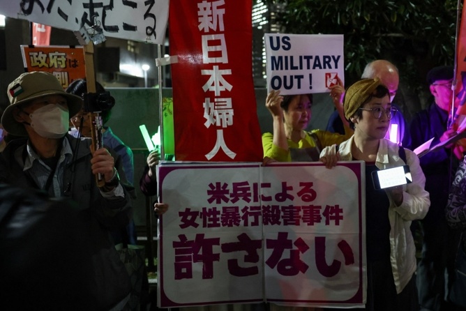 10月5日，日本东京，在驻日美军涉嫌杀人案发生后，示威者在首相办公室外参加抗议活动。图源：外媒