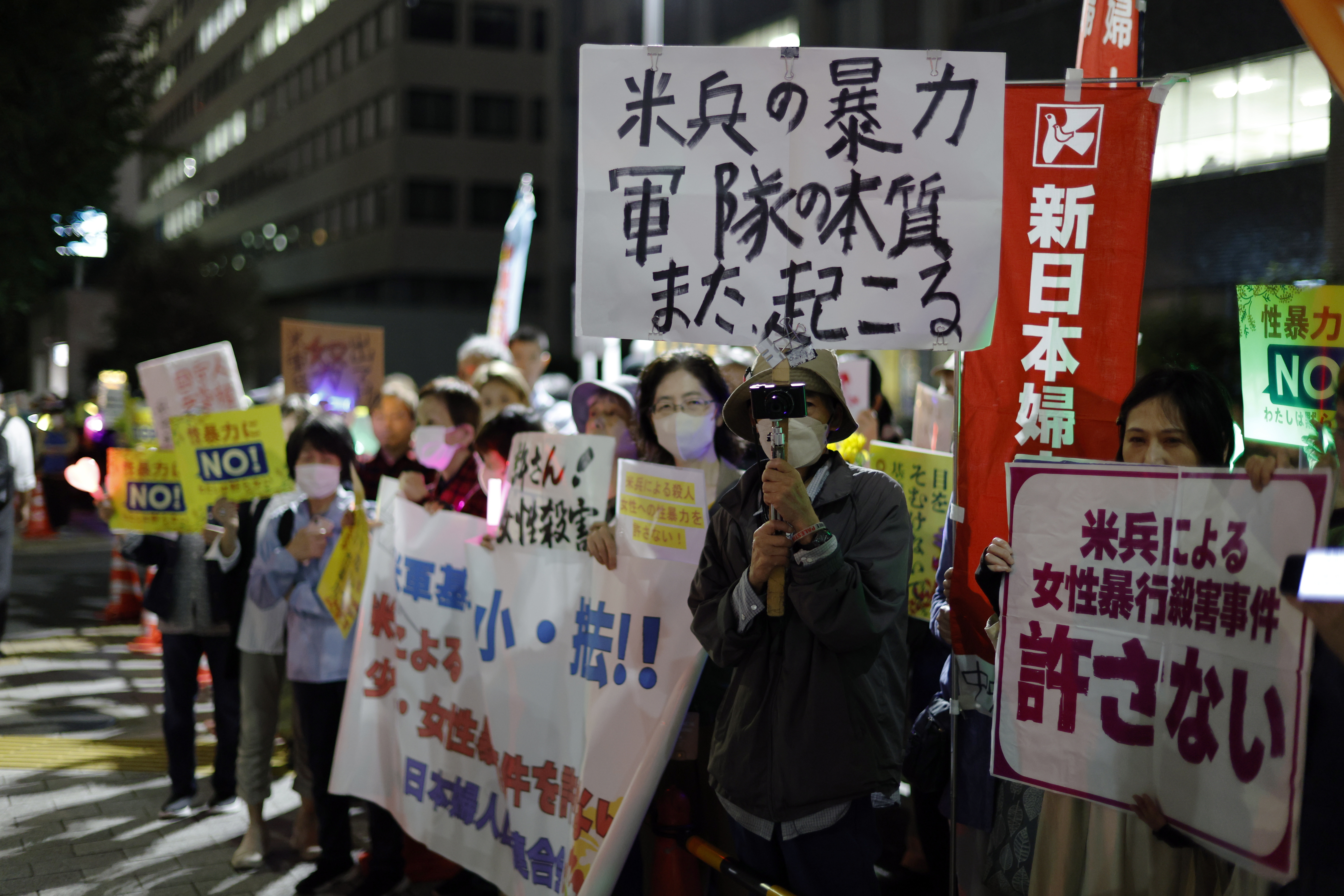10月5日，日本东京，民众在首相官邸前举行集会，抗议美军士兵抢劫并杀害冲绳女性。（IC photo）