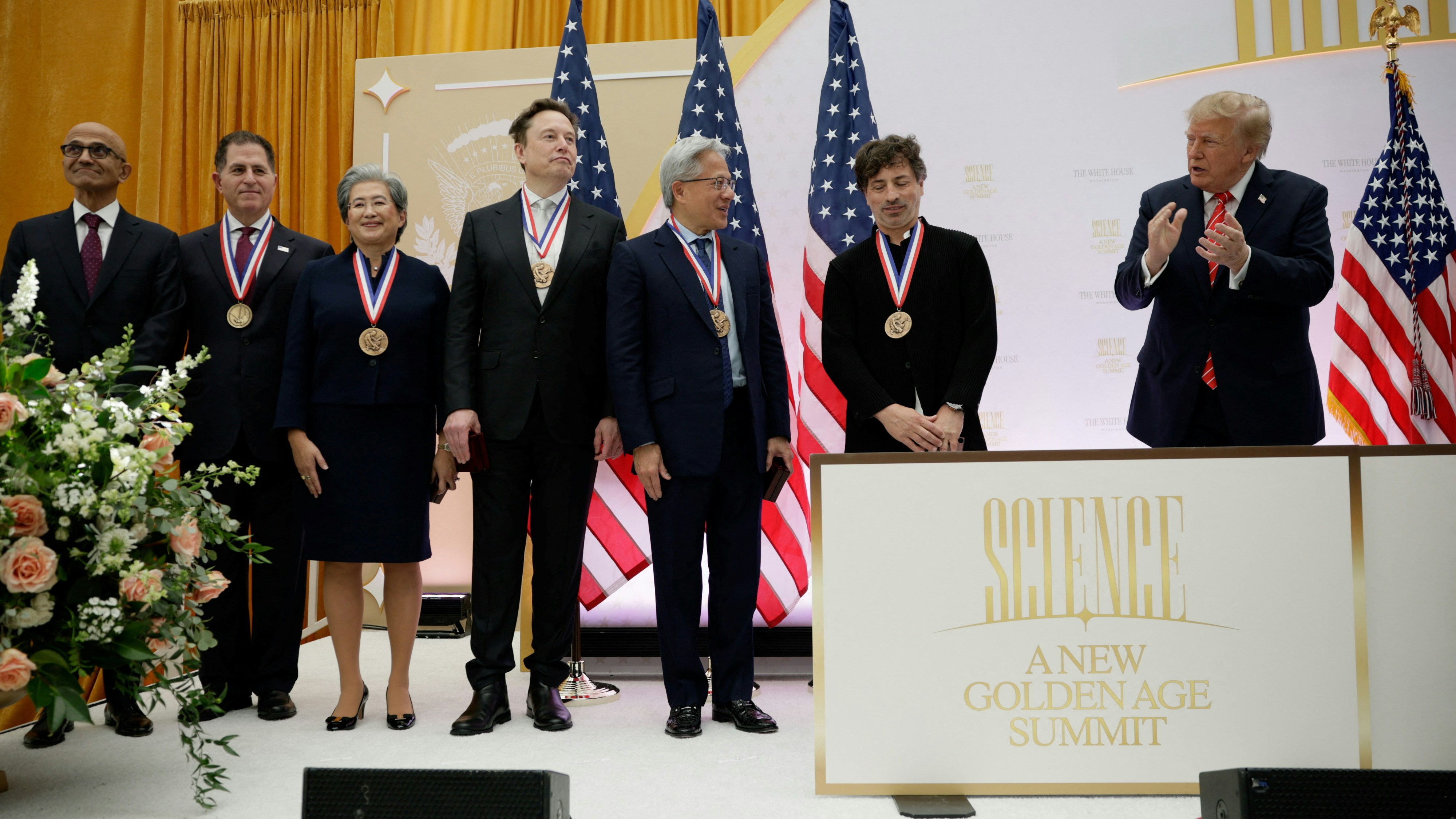 2026年10月8日，美国华盛顿，总统特朗普（Donald Trump，右一）向Tesla行政总裁马斯克（Elon Musk，中）、英伟达行政总裁黄仁勋（右三）、Google联合创办人布林（Sergey Brin，右二）和超微（AMD）行政总裁苏姿丰（左三）颁发国家科学奖。（Reuters）