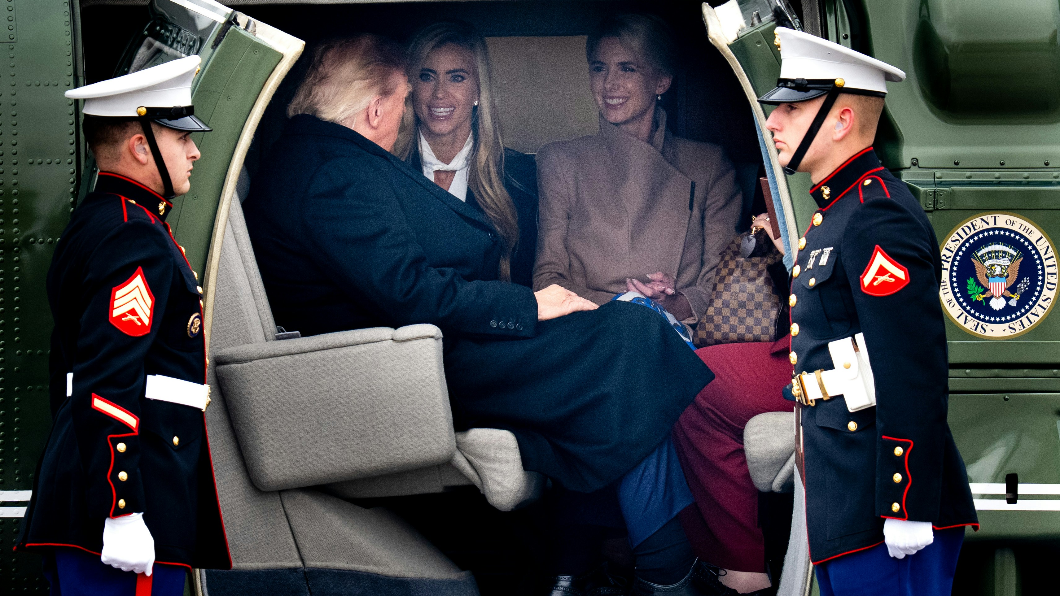 2026年10月14日，美国总统特朗普（Donald Trump，左二）在白宫新任发言人扎卡里亚（Katie Zacharia，中）及行政助理哈普（Natalie Harp，右二）的陪同下，乘搭海军陆战队一号抵达阿拉斯加。（X@dougmillsnyt）