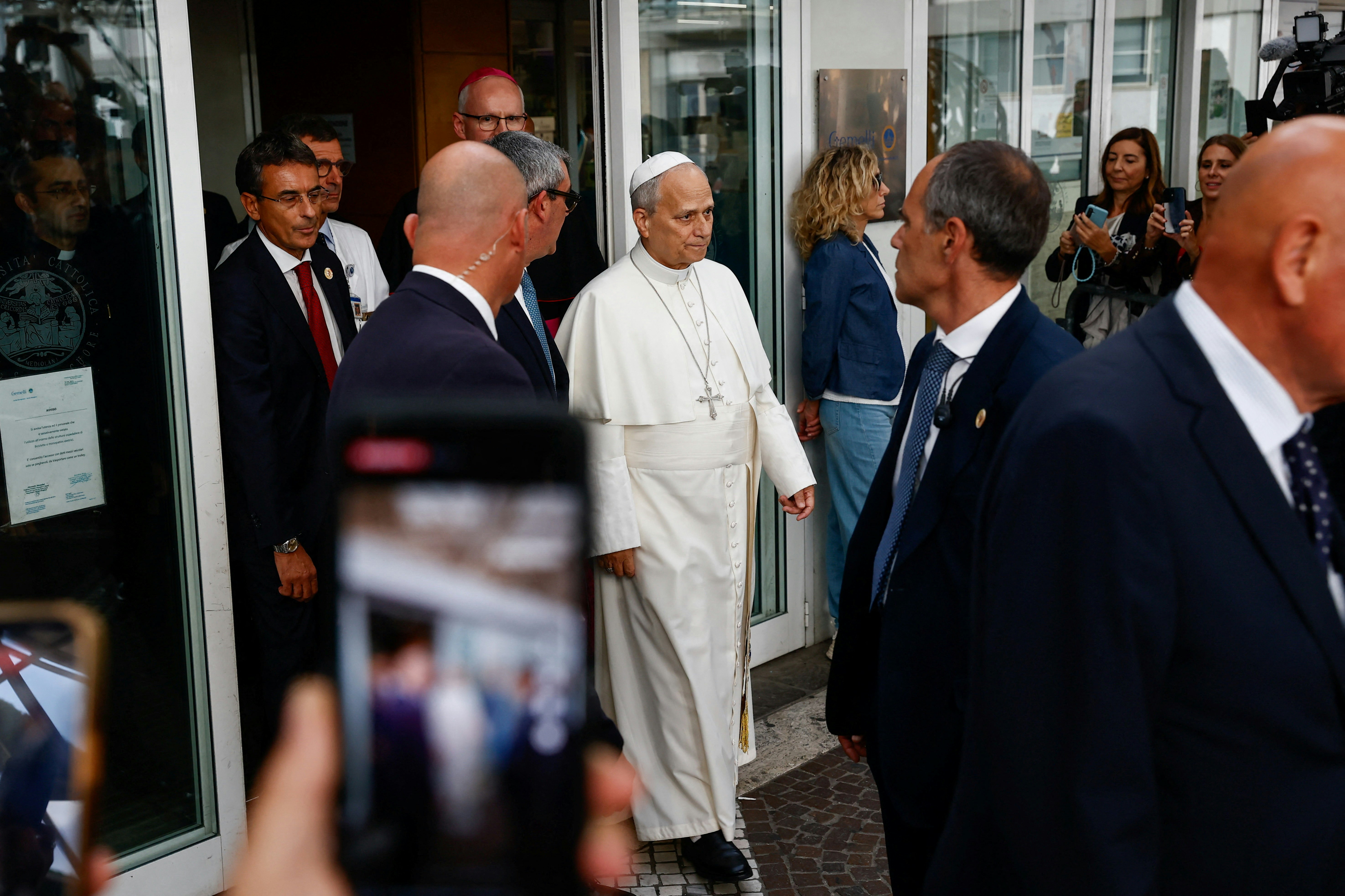 2026年10月17日，教宗良十四世（Pope Leo XIV）在住院4天后，离开位于罗马的医院（Reuters）