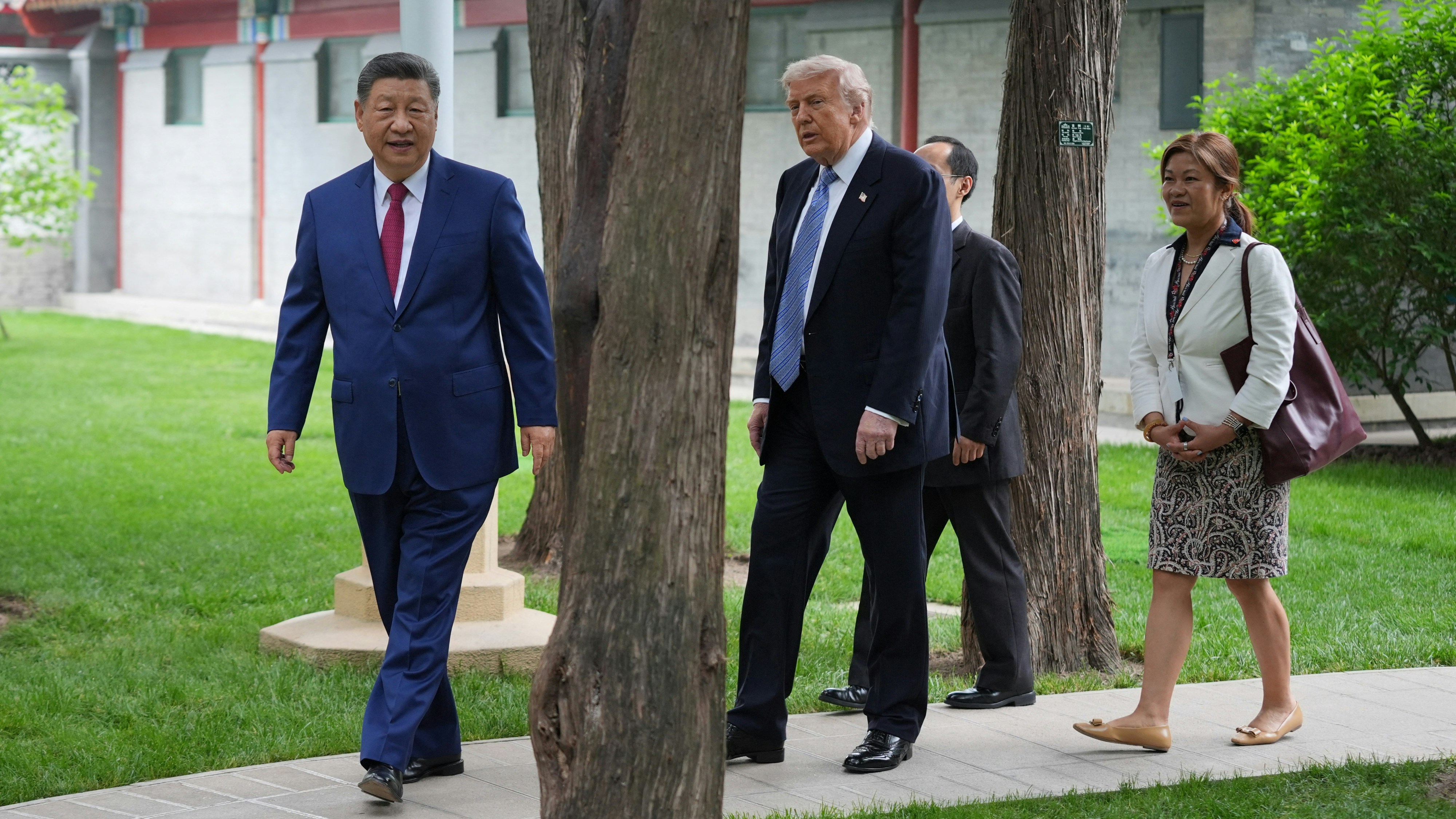 2026年5月15日，中国国家主席习近平陪同美国总统特朗普在北京中南海散步。（Reuters）