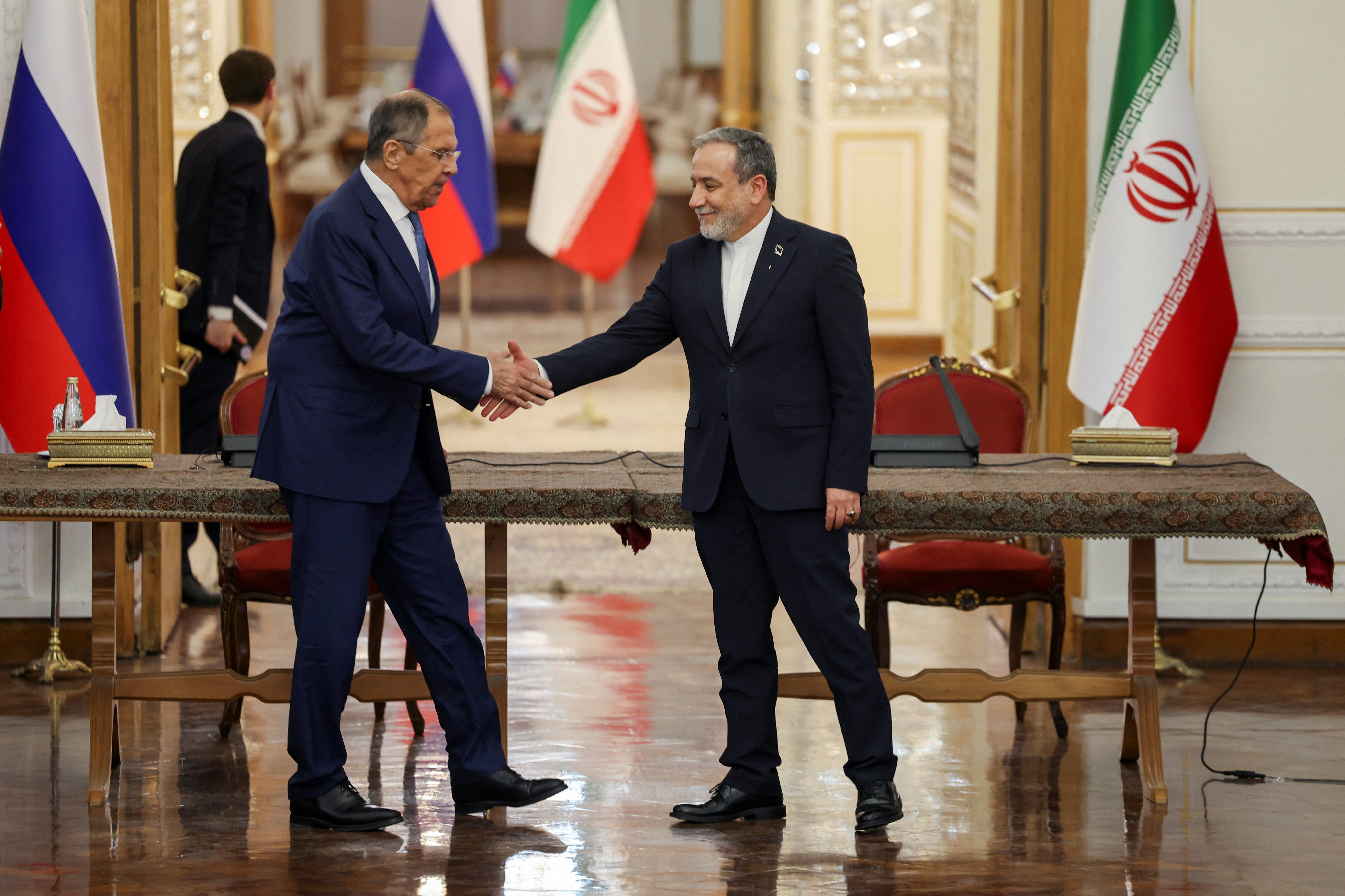 2026年10月19日，俄罗斯外交部长拉夫罗夫（Sergei Lavrov）到访德黑兰，与伊朗外交部长阿拉格齐（Abbas Araghchi）会面。（Majid Asgaripour/WANA (West Asia News Agency) via REUTERS ）