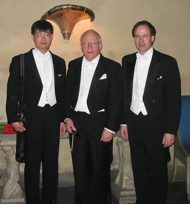 2005年12月，叶军受邀参加诺贝尔颁奖典礼。从左至右：叶军、John Hall和Steven Cundiff。图片由叶军提供。