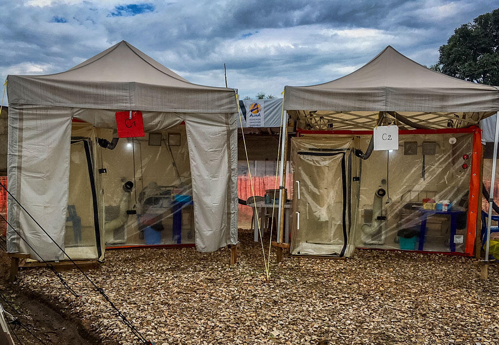 Chambres d’urgences biosécurisées pour épidémies, montées dans le Centre de traitement d'Ebola de Béni installé par l’ONG Alima. 24 août 2018.