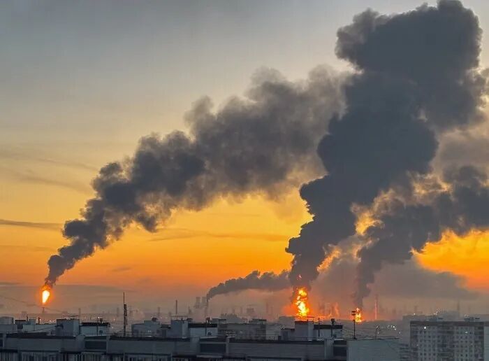 据报道，莫斯科一家炼油厂遭到无人机袭击后，现场浓烟滚滚，火光冲天。